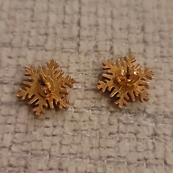 Vintage Snowflake Earrings ❄️ - Picture 2 of 3